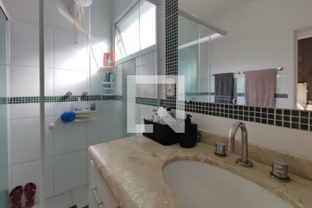 Casa de condomínio à venda com 300m², 3 quartos e 4 vagas Casa de condomínio à venda com 300m², 3 quartos e 4 vagasBanheiro Suíte 2