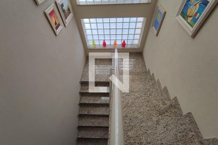 Casa de condomínio à venda com 300m², 3 quartos e 4 vagas Casa de condomínio à venda com 300m², 3 quartos e 4 vagasEscadas