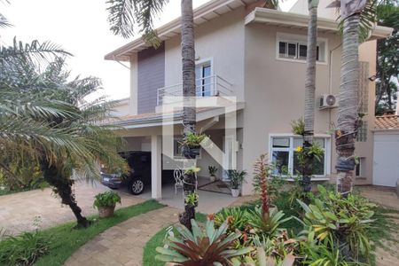 Casa de condomínio à venda com 300m², 3 quartos e 4 vagas Casa de condomínio à venda com 300m², 3 quartos e 4 vagasFachada