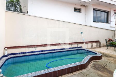 Casa à venda com 325m², 3 quartos e 3 vagas Casa à venda com 325m², 3 quartos e 3 vagasPiscina