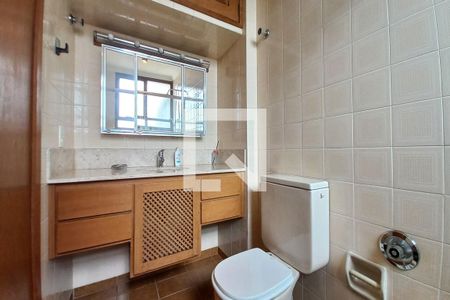 Apartamento à venda com 210m², 5 quartos e 2 vagas Apartamento à venda com 210m², 5 quartos e 2 vagasBanheiro da Suíte 2