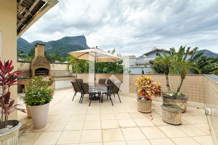 Casa de condomínio à venda com 308m², 4 quartos e 2 vagas Casa de condomínio à venda com 308m², 4 quartos e 2 vagasChurrasqueira