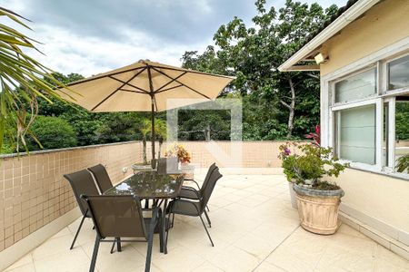 Casa de condomínio à venda com 308m², 4 quartos e 2 vagas Casa de condomínio à venda com 308m², 4 quartos e 2 vagasÁrea externa