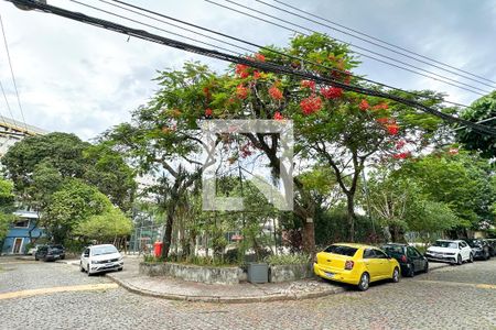 Casa de condomínio à venda com 308m², 4 quartos e 2 vagas Casa de condomínio à venda com 308m², 4 quartos e 2 vagasCondomínio