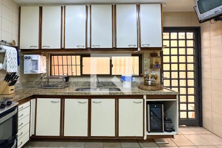 Casa de condomínio à venda com 308m², 4 quartos e 2 vagas Casa de condomínio à venda com 308m², 4 quartos e 2 vagasCozinha