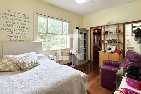 Casa de condomínio à venda com 308m², 4 quartos e 2 vagas Casa de condomínio à venda com 308m², 4 quartos e 2 vagasSuíte 02