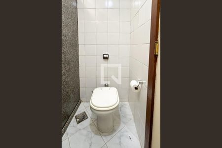 Casa de condomínio à venda com 308m², 4 quartos e 2 vagas Casa de condomínio à venda com 308m², 4 quartos e 2 vagasBanheiro Social