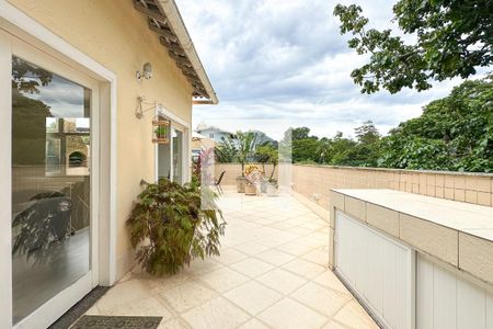 Casa de condomínio à venda com 308m², 4 quartos e 2 vagas Casa de condomínio à venda com 308m², 4 quartos e 2 vagasChurrasqueira - área externa