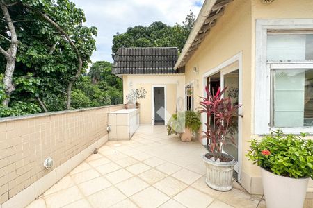 Casa de condomínio à venda com 308m², 4 quartos e 2 vagas Casa de condomínio à venda com 308m², 4 quartos e 2 vagasÁrea externa