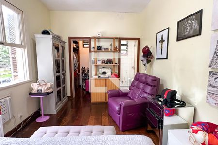 Casa de condomínio à venda com 308m², 4 quartos e 2 vagas Casa de condomínio à venda com 308m², 4 quartos e 2 vagasSuíte 02