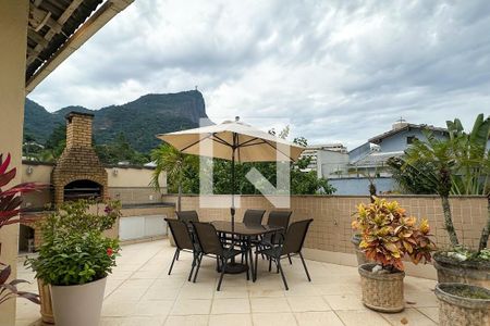 Casa de condomínio à venda com 308m², 4 quartos e 2 vagas Casa de condomínio à venda com 308m², 4 quartos e 2 vagasChurrasqueira