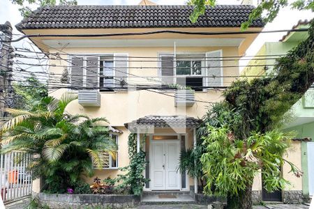 Casa de condomínio à venda com 308m², 4 quartos e 2 vagas Casa de condomínio à venda com 308m², 4 quartos e 2 vagasFachada
