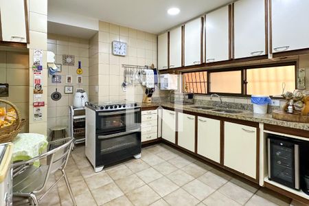 Casa de condomínio à venda com 308m², 4 quartos e 2 vagas Casa de condomínio à venda com 308m², 4 quartos e 2 vagasCozinha