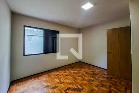 Casa à venda com 216m², 5 quartos e 3 vagas Casa à venda com 216m², 5 quartos e 3 vagasQuarto 3