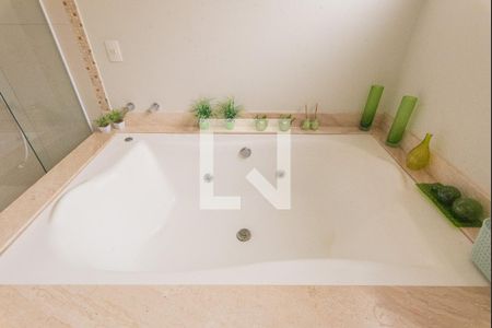 Casa de condomínio à venda com 317m², 4 quartos e 4 vagas Casa de condomínio à venda com 317m², 4 quartos e 4 vagasBanheiro da Suíte 1