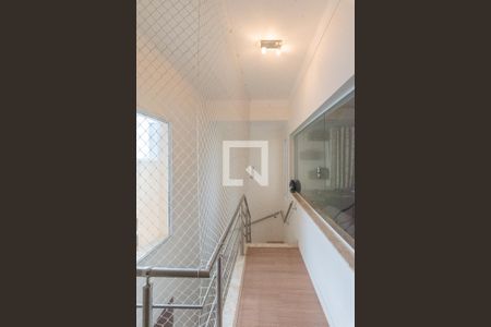 Casa de condomínio à venda com 317m², 4 quartos e 4 vagas Casa de condomínio à venda com 317m², 4 quartos e 4 vagasEscada e Hall