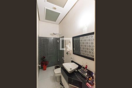 Casa de condomínio à venda com 317m², 4 quartos e 4 vagas Casa de condomínio à venda com 317m², 4 quartos e 4 vagasBanheiro