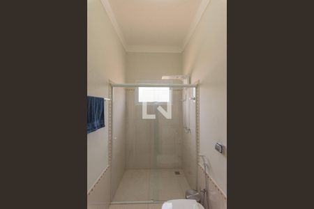 Casa de condomínio à venda com 317m², 4 quartos e 4 vagas Casa de condomínio à venda com 317m², 4 quartos e 4 vagasBanheiro da Suíte 2