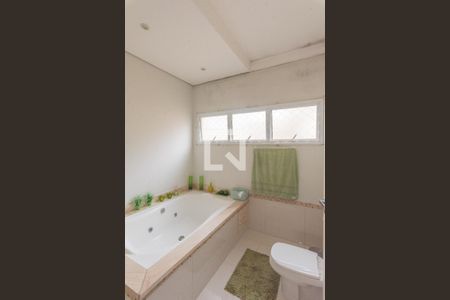 Casa de condomínio à venda com 317m², 4 quartos e 4 vagas Casa de condomínio à venda com 317m², 4 quartos e 4 vagasBanheiro da Suíte