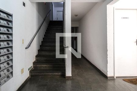 Apartamento à venda com 55m², 2 quartos e 1 vaga Apartamento à venda com 55m², 2 quartos e 1 vagaEscada
