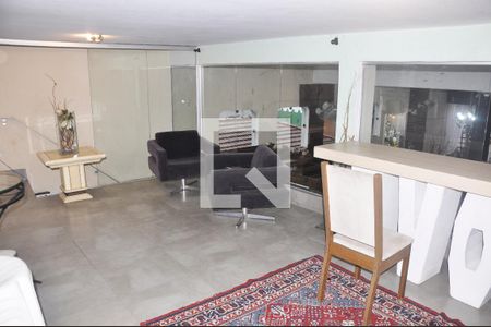 Casa à venda com 600m², 5 quartos e 6 vagas Casa à venda com 600m², 5 quartos e 6 vagasDetalhe - Hall na Garagem