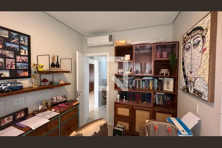 Casa de condomínio à venda com 250m², 3 quartos e 4 vagas Casa de condomínio à venda com 250m², 3 quartos e 4 vagasEscritório