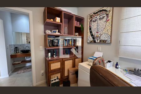 Casa de condomínio à venda com 250m², 3 quartos e 4 vagas Casa de condomínio à venda com 250m², 3 quartos e 4 vagasEscritório