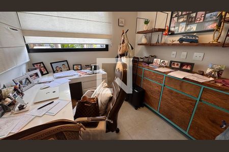 Casa de condomínio à venda com 250m², 3 quartos e 4 vagas Casa de condomínio à venda com 250m², 3 quartos e 4 vagasEscritório