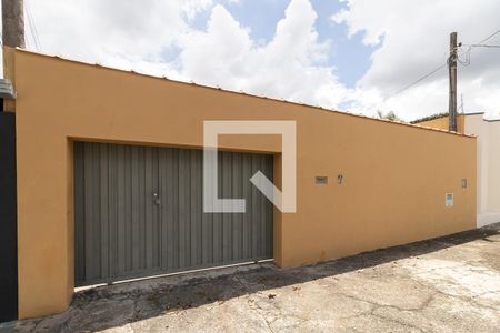 Casa à venda com 174m², 2 quartos e 2 vagas Casa à venda com 174m², 2 quartos e 2 vagasFachada