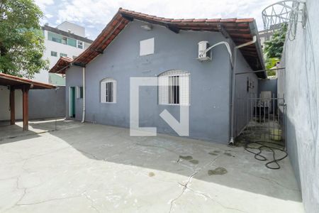 Casa à venda com 420m², 3 quartos e 6 vagas Casa à venda com 420m², 3 quartos e 6 vagasQuintal