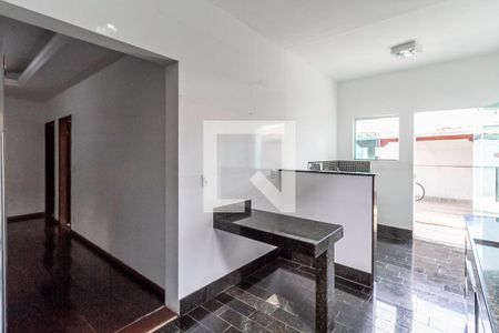 Casa à venda com 420m², 3 quartos e 6 vagas Casa à venda com 420m², 3 quartos e 6 vagasCozinha e Área de Serviço