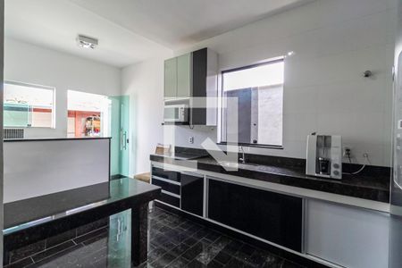 Casa à venda com 420m², 3 quartos e 6 vagas Casa à venda com 420m², 3 quartos e 6 vagasCozinha e Área de Serviço