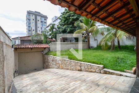 Casa à venda com 420m², 3 quartos e 6 vagas Casa à venda com 420m², 3 quartos e 6 vagasEntrada
