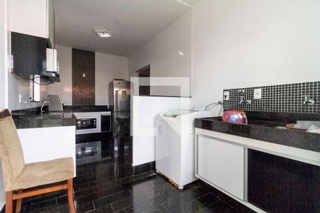 Casa à venda com 420m², 3 quartos e 6 vagas Casa à venda com 420m², 3 quartos e 6 vagasCozinha e Área de Serviço