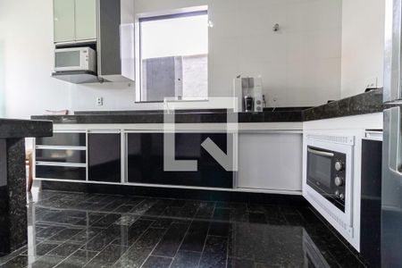 Casa à venda com 420m², 3 quartos e 6 vagas Casa à venda com 420m², 3 quartos e 6 vagasCozinha e Área de Serviço