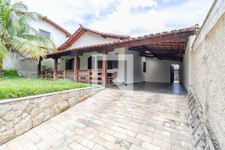Casa à venda com 420m², 3 quartos e 6 vagas Casa à venda com 420m², 3 quartos e 6 vagasFachada