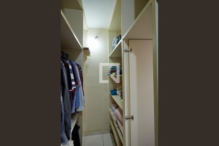 Casa à venda com 237m², 4 quartos e 4 vagasCloset da suíte