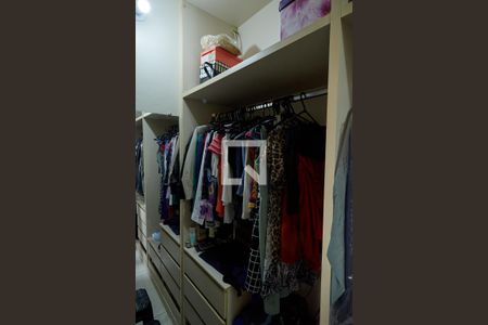 Casa à venda com 237m², 4 quartos e 4 vagasCloset da suíte