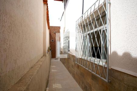 Casa à venda com 236m², 4 quartos e 4 vagas Casa à venda com 236m², 4 quartos e 4 vagasCorredor lateral