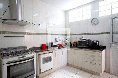 Casa à venda com 236m², 4 quartos e 4 vagas Casa à venda com 236m², 4 quartos e 4 vagasCozinha