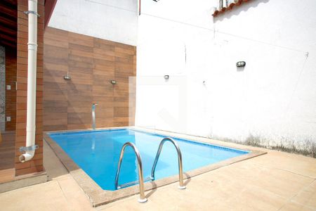 Casa à venda com 236m², 4 quartos e 4 vagas Casa à venda com 236m², 4 quartos e 4 vagasPiscina