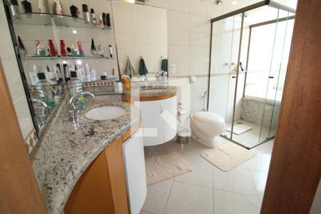 Casa à venda com 419m², 5 quartos e 6 vagasQuarto 2 - Banheiro