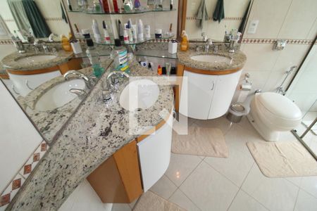 Casa à venda com 419m², 5 quartos e 6 vagasQuarto 2 - Banheiro