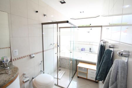 Casa à venda com 419m², 5 quartos e 6 vagasQuarto 1 - Banheiro