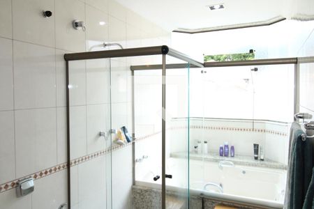 Casa à venda com 419m², 5 quartos e 6 vagasQuarto 1 - Banheiro