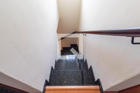 Casa à venda com 162m², 3 quartos e 3 vagas Casa à venda com 162m², 3 quartos e 3 vagasEscada