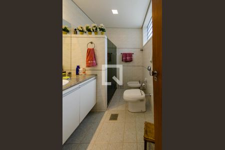 Casa à venda com 272m², 6 quartos e 3 vagasBanheiro