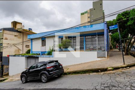 Casa à venda com 272m², 6 quartos e 3 vagasFachada