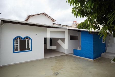 Casa à venda com 130m², 3 quartos e 8 vagas Casa à venda com 130m², 3 quartos e 8 vagasÁrea externa