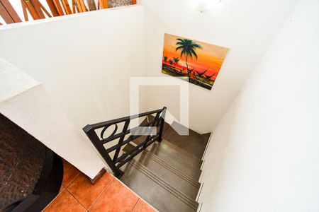 Casa de condomínio à venda com 170m², 3 quartos e 1 vagaEscada